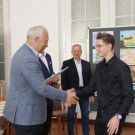 powiększ zdjęcie: Prezydent Legnicy wręczył zaświadczenia o wyborze dla młodych radnych