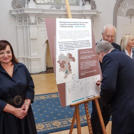 powiększ zdjęcie: Legnica: 61,4 mln euro dla samorządów