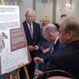 powiększ zdjęcie: Legnica: 61,4 mln euro dla samorządów