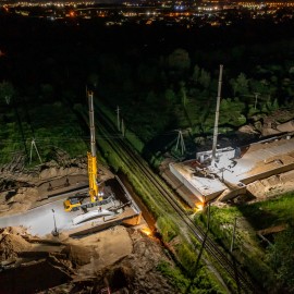 powiększ zdjęcie: Nocne prace przy budowie wiaduktu