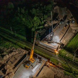 powiększ zdjęcie: Nocne prace przy budowie wiaduktu