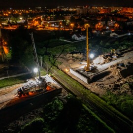 powiększ zdjęcie: Nocne prace przy budowie wiaduktu