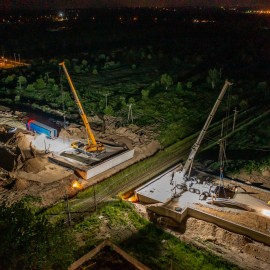 powiększ zdjęcie: Nocne prace przy budowie wiaduktu
