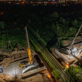 powiększ zdjęcie: Nocne prace przy budowie wiaduktu