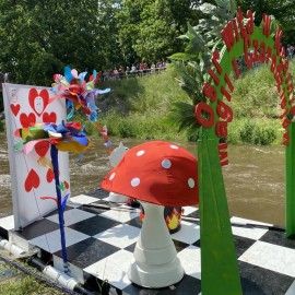 powiększ zdjęcie: Magiczny pociąg wygrał XXII Spływ Samoróbek