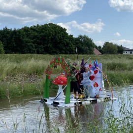powiększ zdjęcie: Magiczny pociąg wygrał XXII Spływ Samoróbek