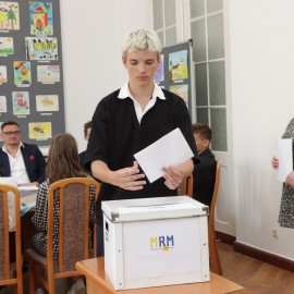 powiększ zdjęcie: Inauguracyjna sesja Młodzieżowej Rady Miejskiej Legnicy