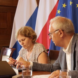 powiększ zdjęcie: Przedsesyjna konferencja prezydenta Legnicy w Ratuszu