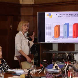 powiększ zdjęcie: Przedsesyjna konferencja prezydenta Legnicy w Ratuszu