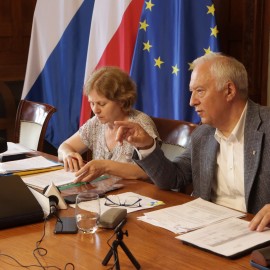 powiększ zdjęcie: Przedsesyjna konferencja prezydenta Legnicy w Ratuszu