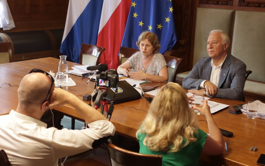 Przedsesyjna konferencja prezydenta Legnicy w Ratuszu