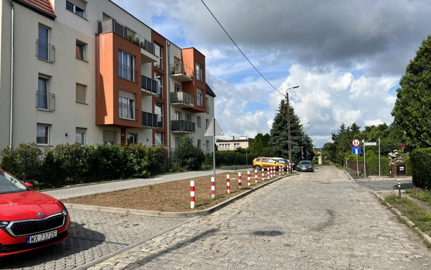 LBO. Zakończyła się budowa chodnika oraz miejsc postojowych na ulicy Wiązowej
