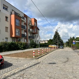 powiększ zdjęcie: LBO. Zakończyła się budowa chodnika oraz miejsc postojowych na ulicy Wiązowej