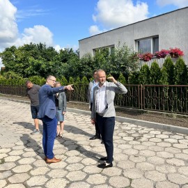 powiększ zdjęcie: LBO. Zakończyła się budowa chodnika oraz miejsc postojowych na ulicy Wiązowej