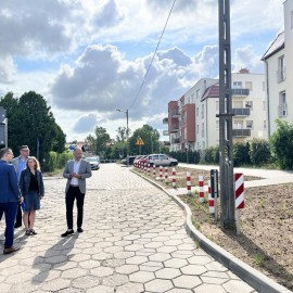 powiększ zdjęcie: LBO. Zakończyła się budowa chodnika oraz miejsc postojowych na ulicy Wiązowej
