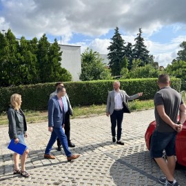 powiększ zdjęcie: LBO. Zakończyła się budowa chodnika oraz miejsc postojowych na ulicy Wiązowej