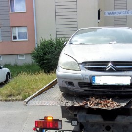powiększ zdjęcie: Straż miejska usuwa z miejsc parkingowych wraki samochodów