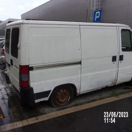 Straż miejska usuwa z miejsc parkingowych wraki samochodów