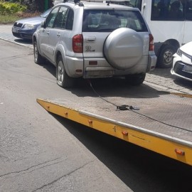powiększ zdjęcie: Straż miejska usuwa z miejsc parkingowych wraki samochodów