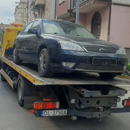 powiększ zdjęcie: Straż miejska usuwa z miejsc parkingowych wraki samochodów