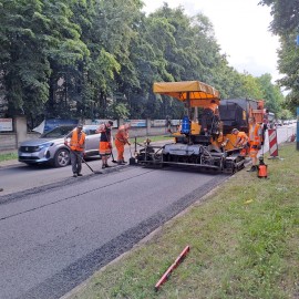powiększ zdjęcie: Naprawa nawierzchni na al. Rzeczypospolitej już zakończona