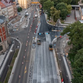 powiększ zdjęcie: Przebudowa ul. Pocztowej. Warstwa ścieralna asfaltu już położona