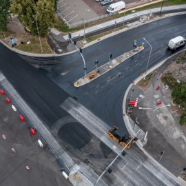 powiększ zdjęcie: Przebudowa ul. Pocztowej. Warstwa ścieralna asfaltu już położona