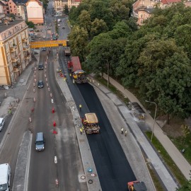 powiększ zdjęcie: Przebudowa ul. Pocztowej. Warstwa ścieralna asfaltu już położona