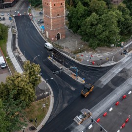 powiększ zdjęcie: Przebudowa ul. Pocztowej. Warstwa ścieralna asfaltu już położona