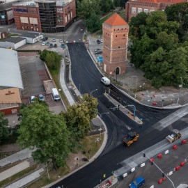 powiększ zdjęcie: Przebudowa ul. Pocztowej. Warstwa ścieralna asfaltu już położona