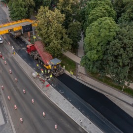 powiększ zdjęcie: Przebudowa ul. Pocztowej. Warstwa ścieralna asfaltu już położona