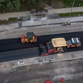 powiększ zdjęcie: Przebudowa ul. Pocztowej. Warstwa ścieralna asfaltu już położona
