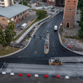 powiększ zdjęcie: Przebudowa ul. Pocztowej. Warstwa ścieralna asfaltu już położona