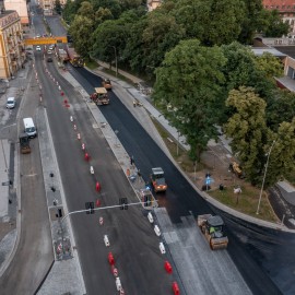 powiększ zdjęcie: Przebudowa ul. Pocztowej. Warstwa ścieralna asfaltu już położona