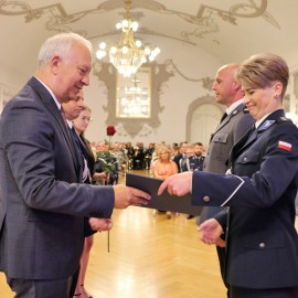 Legniccy policjanci uroczyście odebrali awanse i odznaczania