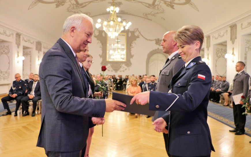 Legniccy policjanci uroczyście odebrali awanse i odznaczania