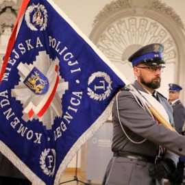 powiększ zdjęcie: Legniccy policjanci uroczyście odebrali awanse i odznaczania