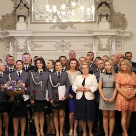 powiększ zdjęcie: Legniccy policjanci uroczyście odebrali awanse i odznaczania