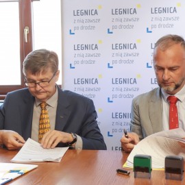 powiększ zdjęcie: Legnica kupuje autobusy elektryczne. Podpisano umowę na ich dostawę