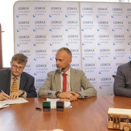 powiększ zdjęcie: Legnica kupuje autobusy elektryczne. Podpisano umowę na ich dostawę