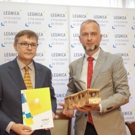 powiększ zdjęcie: Legnica kupuje autobusy elektryczne. Podpisano umowę na ich dostawę