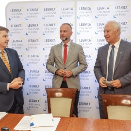 powiększ zdjęcie: Legnica kupuje autobusy elektryczne. Podpisano umowę na ich dostawę