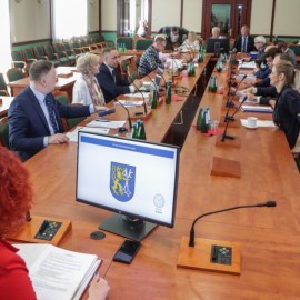 W poniedziałek sesja Rady Miejskiej Legnicy. Poznaj porządek obrad