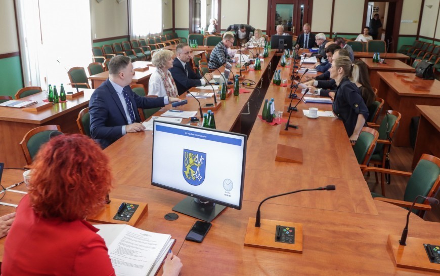 W poniedziałek sesja Rady Miejskiej Legnicy. Poznaj porządek obrad