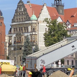 powiększ zdjęcie: Przebudowa placu Słowiańskiego. Układanie asfaltu na jezdniach