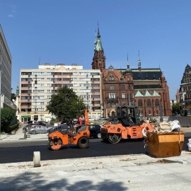 powiększ zdjęcie: Przebudowa placu Słowiańskiego. Układanie asfaltu na jezdniach