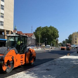 powiększ zdjęcie: Przebudowa placu Słowiańskiego. Układanie asfaltu na jezdniach