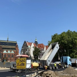 powiększ zdjęcie: Przebudowa placu Słowiańskiego. Układanie asfaltu na jezdniach