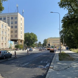 powiększ zdjęcie: Przebudowa placu Słowiańskiego. Układanie asfaltu na jezdniach