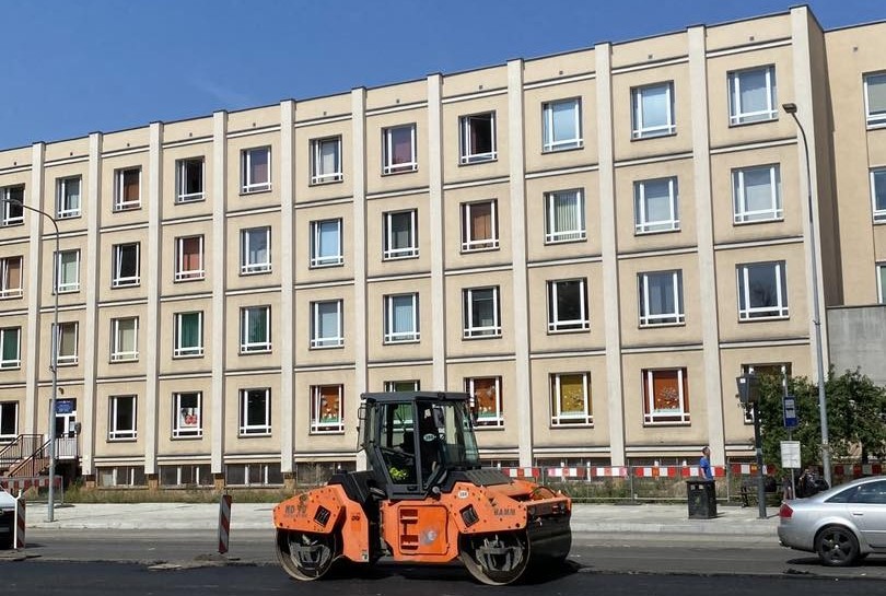Przebudowa placu Słowiańskiego. Układanie asfaltu na jezdniach
